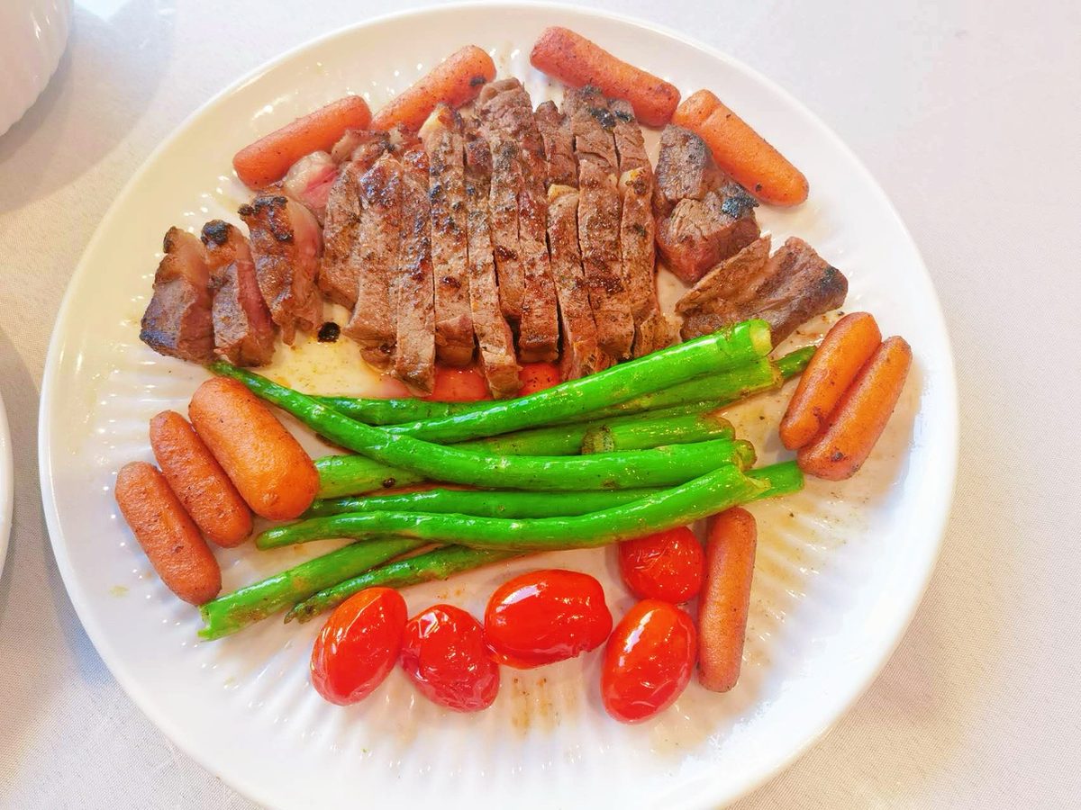 Steak with asparagus, carrots and tomatoes